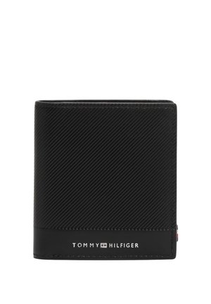 Portafoglio bifold nero da uomo Tommy Hilfiger con linee diagonali testurizzate e logo impresso sul bordo inferiore frontale.
