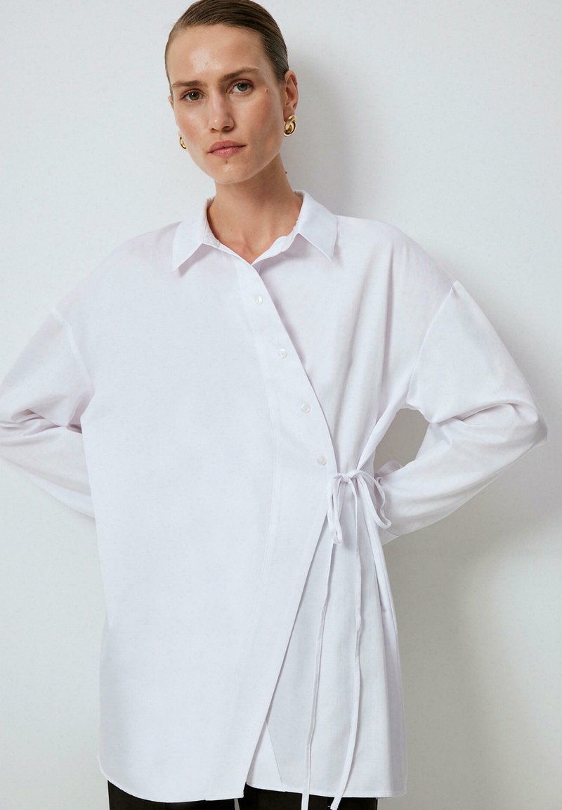 Touché Privé ASYMMETRICAL CUT WAIST - Chemisier - white