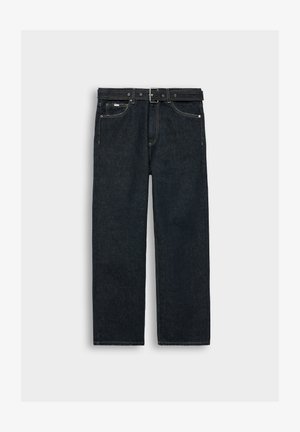 Jeans drepti de culoare albastru închis, cu o curea asortată, buzunare frontale și cusături vizibile, pe un fundal simplu deschis.
