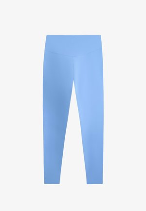 Hellblaue, hoch taillierte Leggings in voller Länge mit glattem Bund, vor weißem Hintergrund dargestellt.