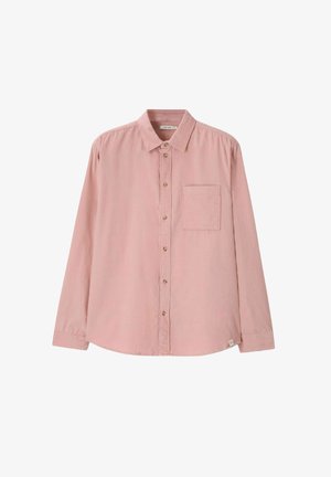 Lange mouw, roze overhemd met knopen en een enkele borstzak en een klassieke kraag, plat uitgestald op een witte achtergrond.