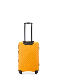 Valise rigide de couleur jaune vif avec un motif texturé géométrique, équipée d'une poignée noire rétractable et de quatre roues noires.