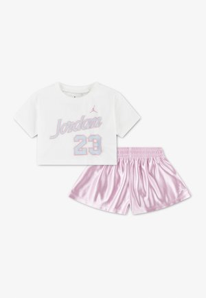 Weißes, kurzes Jordan-T-Shirt mit der Nummer 23 und rosa Satin-Shorts mit elastischem Bund, beide flach auf weißem Hintergrund gelegt.
