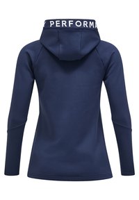 Marineblå hættebluse med lange ærmer, der har en glat tekstur og "PERFORM" trykt på kanten af hætten i hvid.