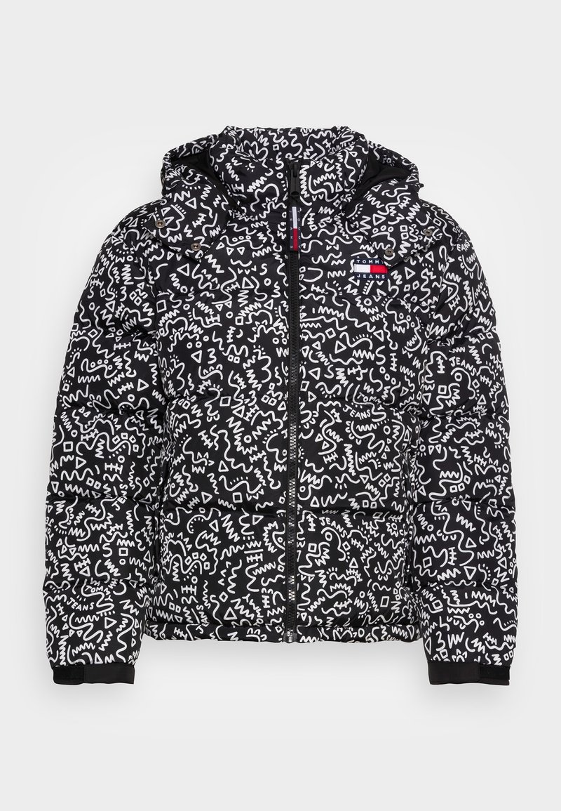 Doudoune noire à capuche avec motif abstrait blanc en gribouillis et motif géométrique, fermeture éclair devant, et petit logo Tommy Jeans sur la poitrine.