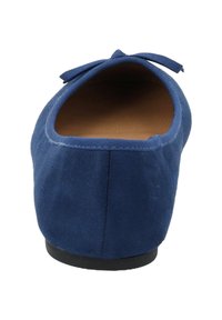Blauwe suède balletschoenen met een ronde achterkant en een bijpassende stoffen strikaccent. Glad interieur met een platte rubberen zool.