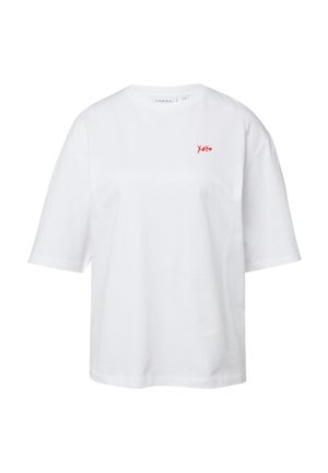 Biała koszulka z krótkim rękawem, okrągłym dekoltem i małym czerwonym haftowanym napisem na lewej piersi.