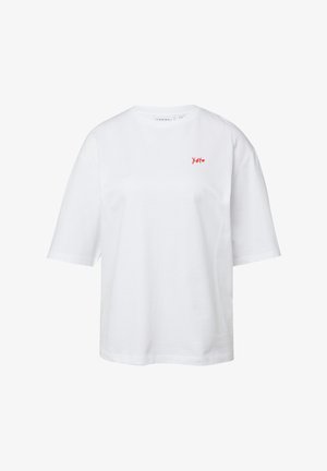 Biała koszulka z krótkim rękawem, okrągłym dekoltem i małym czerwonym haftowanym napisem na lewej piersi.