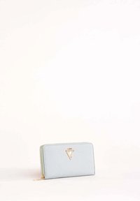 Portafoglio zip grigio chiaro con logo triangolare dorato e zip dorata abbinata su uno sfondo bianco semplice.