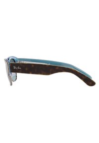 Occhiali da sole Ray-Ban con montatura blu traslucido e aste in tartaruga marrone. Presentano una cerniera in metallo e lenti verdi.