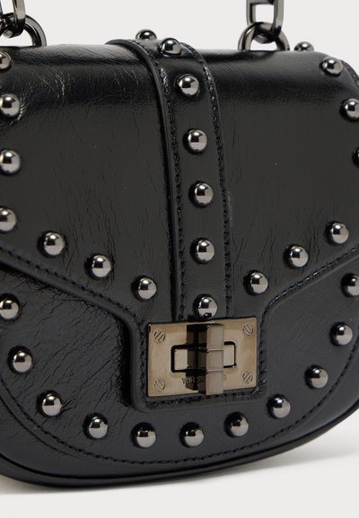Μαύρη δερμάτινη τσάντα χειρός με ασημένιους τρούκς, κεντρικό λουράκι και ορθογώνιο μεταλλικό κούμπωμα με περιστροφικό κλείσιμο.