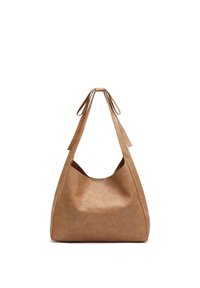 Borsa a spalla in pelle color cuoio con due lunghi manici legati a fiocco nella parte superiore, forma rettangolare morbida e dettagli di cuciture minime.