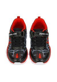 Scarpe da ginnastica nere e rosse con design di Spider-Man. Caratteristiche includono tomaia in mesh, suola in gomma, cinturino regolabile e chiusura con lacci.