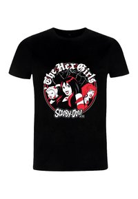 Zwarte t-shirt met een circulaire grafiek met drie personages in levendig rood en wit, omringd door de tekst: "De Her Girls Scooby-Doo!"