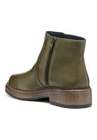 Bottines en cuir vert olive avec une fermeture éclair latérale et une semelle marron texturée. Présente une surface lisse et un design à bout arrondi.