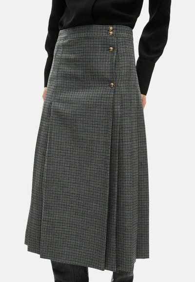 Jupe midi à carreaux gris avec une taille cintrée, trois boutons dorés sur le côté et des plis pour plus de texture et de mouvement.