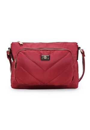 Bolso bandolera de nailon acolchado rojo con un acento de herrajes en tono dorado, cierre de cremallera y un bolsillo exterior con cremallera en la parte frontal. Incluye correa ajustable.