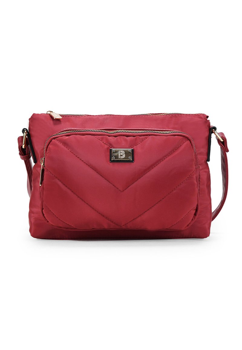 Bolso bandolera de nailon acolchado rojo con un acento de herrajes en tono dorado, cierre de cremallera y un bolsillo exterior con cremallera en la parte frontal. Incluye correa ajustable.