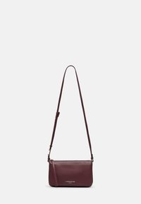 Ciemnobordowa skórzana torebka crossbody z regulowanym paskiem i zamknięciem na zamek błyskawiczny, z logo „Liebeskind Berlin” na przedniej stronie.