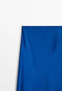 Royal sinisen satiinikankaan sileä, kiiltävä pinta, yläreunasta taiteltu, joka näyttää eloisan värin ja pehmeän laskeutuvuuden.