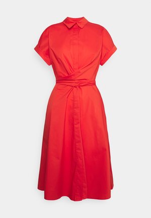 Rotes Hemdkleid aus glattem Stoff mit kurzen aufgerollten Ärmeln, einem Kragen, Wickeldesign und einem Taillengürtel zum Binden.