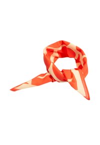 Foulard en soie présentant une base orange avec un motif crème ondulé. Texture légère et lisse avec des extrémités pointues pour un style polyvalent.
