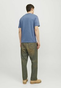 Jack & Jones GEDRUCKT RUNDHALS - T-shirt med print - nightshadow blue