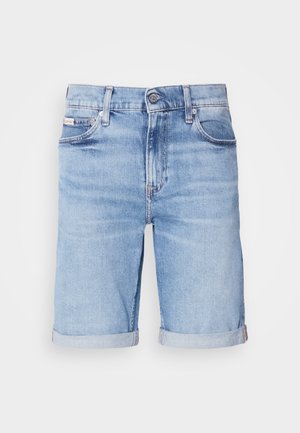 Világoskék farmer rövidnadrág egyenes szabással, felgöngyölt szegéllyel, öt zsebes kialakítással és egyetlen gombbal záródó derékrésszel.