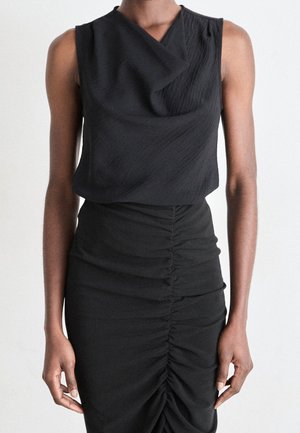 Czarna sukienka bez rękawów z asymetrycznym drapowanym dekoltem i marszczonymi detalami z przodu spódnicy.