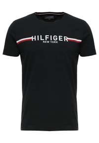Černé tričko s krátkým rukávem a kulatým výstřihem s nápisem "HILFIGER NEW YORK" a červeno-bílými pruhy přes hruď.
