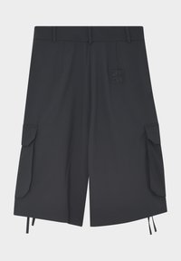 Short cargo noir longueur genou avec poches latérales à rabat et passants pour ceinture, avec un logo brodé discret à l'avant.