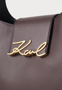KARL LAGERFELD SIGNATURE HOBO - Kézitáska - dark chocolate