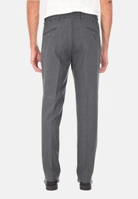 Pantaloni grigi con tessuto testurizzato, vita elastica, tasche frontali oblique e due tasche posteriori con chiusura a bottone.
