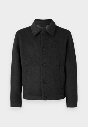 Chaqueta gris oscuro hecha de una tela texturizada con cuello, seis botones y dos bolsillos laterales. Presenta un corte recto y mangas largas.