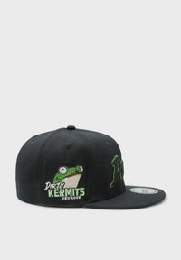 Musta snapback-lippis, jossa vihreä kirjailtu sammakkoaihe. Tekstit "DIRTY KERMIT'S" ja "DETROIT". Kaareva lippa korostetulla ompeleella.