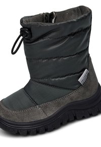 Bota gris aislada con parte superior de nylon acolchado, suela de goma y acentos de ante texturizado. Presenta un cierre con cordón para ajustar.