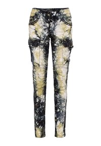 Pantalones cargo en un patrón de tie-dye negro y amarillo, con bolsillos con tachuelas, corte ajustado, múltiples bolsillos y textura de mezclilla.