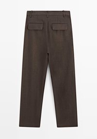 Donkerbruine rechte broek met riemlussen en twee achterzakken met klep, plat liggend weergegeven vanaf de achterkant tegen een witte achtergrond.