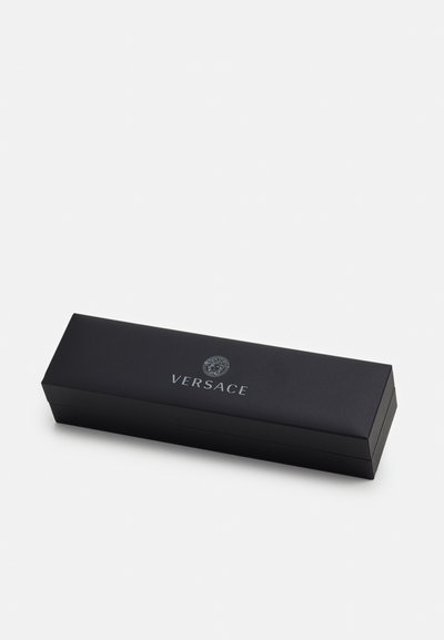 Versace karp, ristkülikukujuline, mustast tekstuurilisest materjalist, peal on hõbedane logo ja meduusieemblem, tasane kaas, milles puuduvad nähtavad riistvara elemendid.