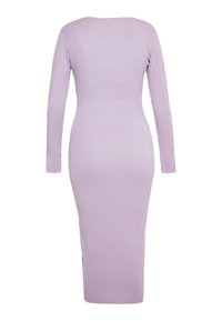 Robe violet côtelée à manches longues, coupe ajustée, longueur au mi-mollet, texture douce, encolure ronde, détails minimalistes et sans éléments métalliques visibles.