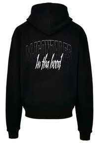 Sudadera con capucha negra que presenta un gran gráfico audaz en la parte posterior con texto en blanco y gris, puños y dobladillo acanalados para más estructura.