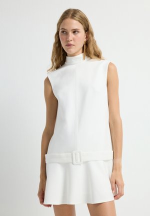 Witte mouwloze jurk met hoge kraag, met een riemdetail op de taille en een gladde textuur. Minimalistisch ontwerp, gestructureerde vorm.