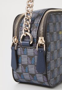 Borsa a mano rettangolare con un motivo geometrico blu, grigio e nero. Dotata di accessori in oro, doppie cerniere e manico a catena.