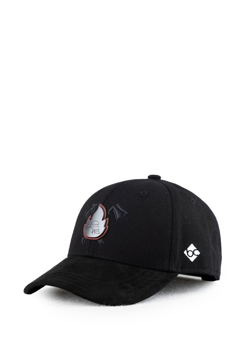 Schwarze Kappe mit einem gestickten Flammen- und Axtlogo auf der Vorderseite, sowie einem kontrastierenden Logoakzent an der Seite. Weicher Stoff.