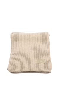 Sciarpa beige a coste realizzata in materiale morbido, con una piccola etichetta rettangolare color cuoio con testo in rilievo nell'angolo.
