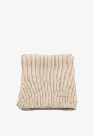 Sciarpa beige a coste realizzata in materiale morbido, con una piccola etichetta rettangolare color cuoio con testo in rilievo nell'angolo.