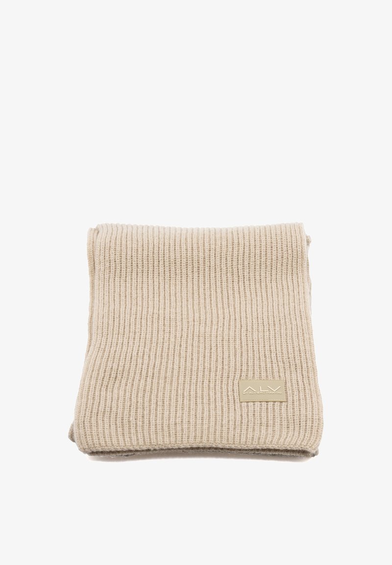 Sciarpa beige a coste realizzata in materiale morbido, con una piccola etichetta rettangolare color cuoio con testo in rilievo nell'angolo.