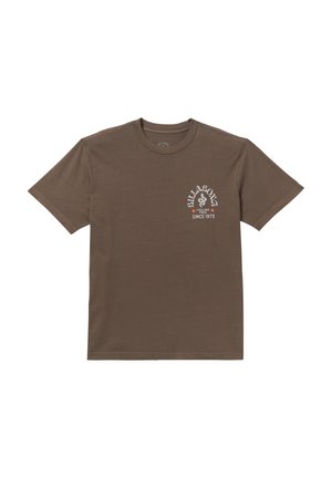 T-shirt din bumbac maron, cu guler rotund, mânecă scurtă și o imprimare grafică albă pe piept care include text și un element de design.