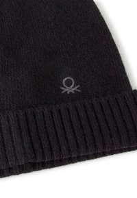 Beanie nera in maglia realizzata in materiale morbido, con una texture a coste nella parte inferiore e un piccolo logo grigio ricamato di lato.
