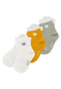 Drei Paar Kleinkind-Socken: weiß, senfgelb und hellgrün. Jede hat eine gestreifte Bündchen und ein kleines Kronenlogo in kontrastierender Farbe.